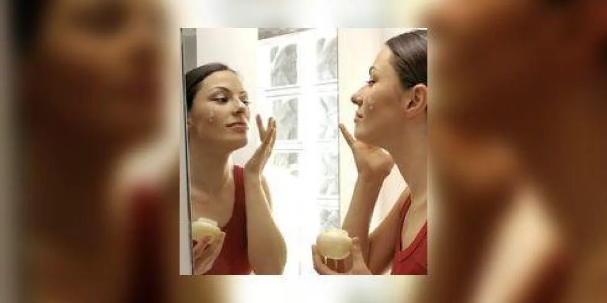 application de crème sur le visage application de crème sur le visage