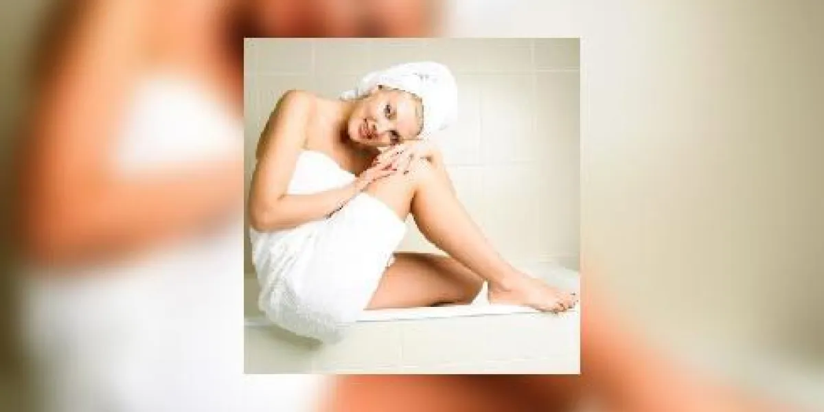 belle jeune femme dans la salle de bain belle jeune femme dans la salle de bain
