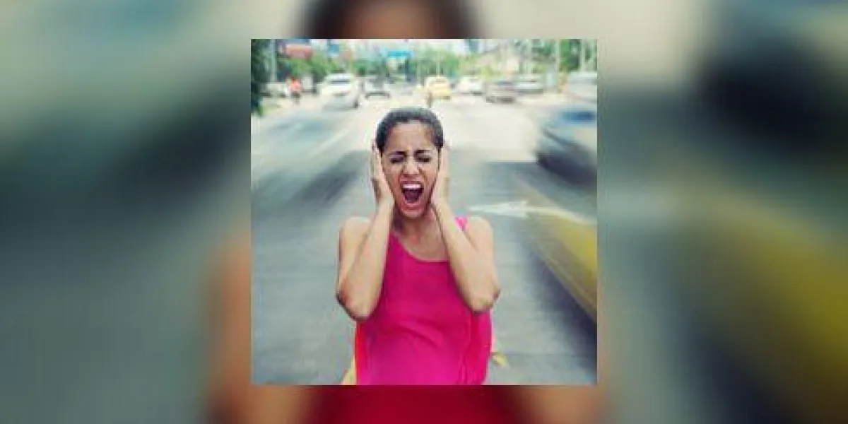 portrait de femme debout encore au milieu d'une rue avec des voitures qui passent rapidement, criant stressé et frustré portrait de femme debout encore au milieu d'une rue avec des voitures qui passent rapidement, criant stressé et frustré