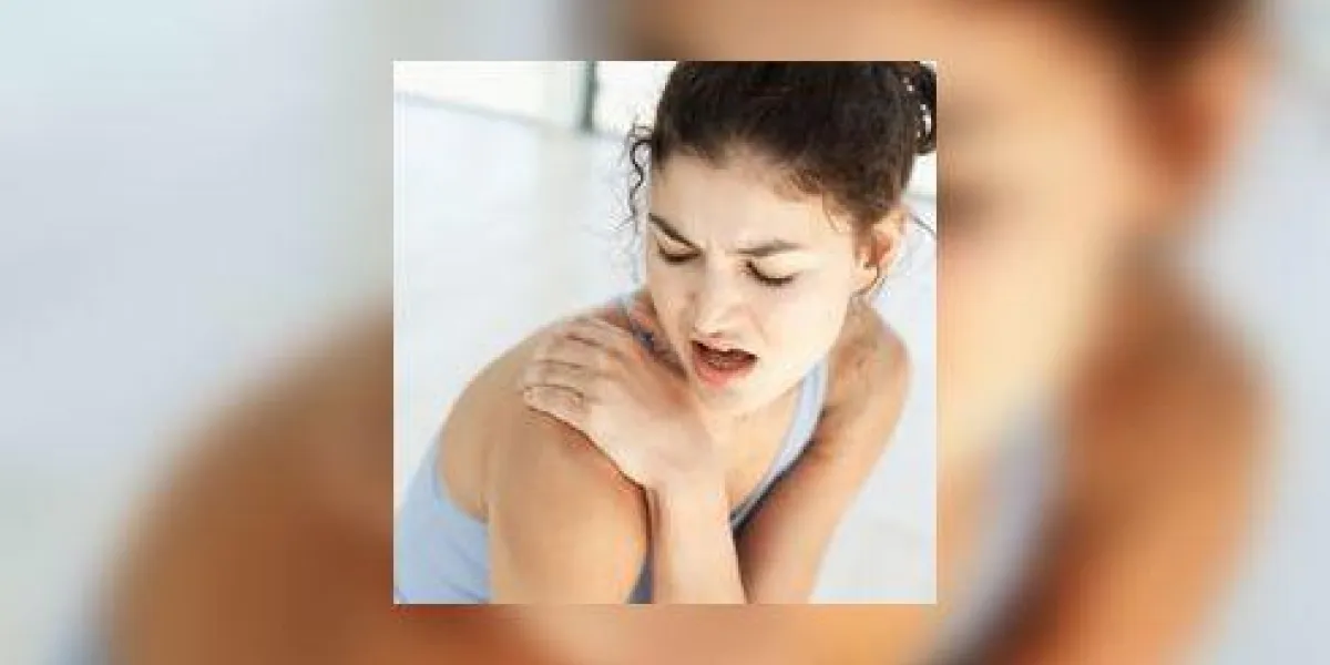haute vue angle d'une jeune femme tenant son épaule dans la douleur haute vue angle d'une jeune femme tenant son épaule dans la douleur