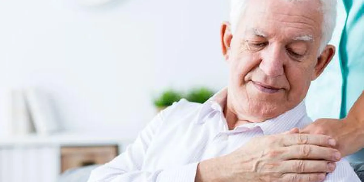 image d'un homme senior malade positif avec le soutien