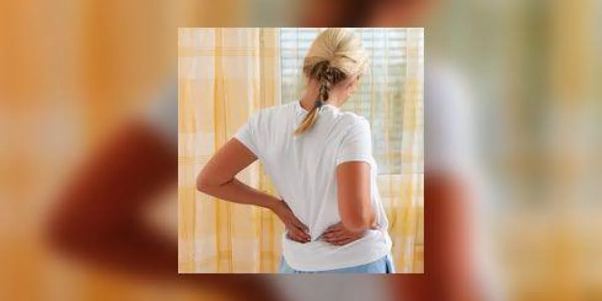 une femme a mal le matin après s'être réveillée une femme a mal le matin après s'être réveillée