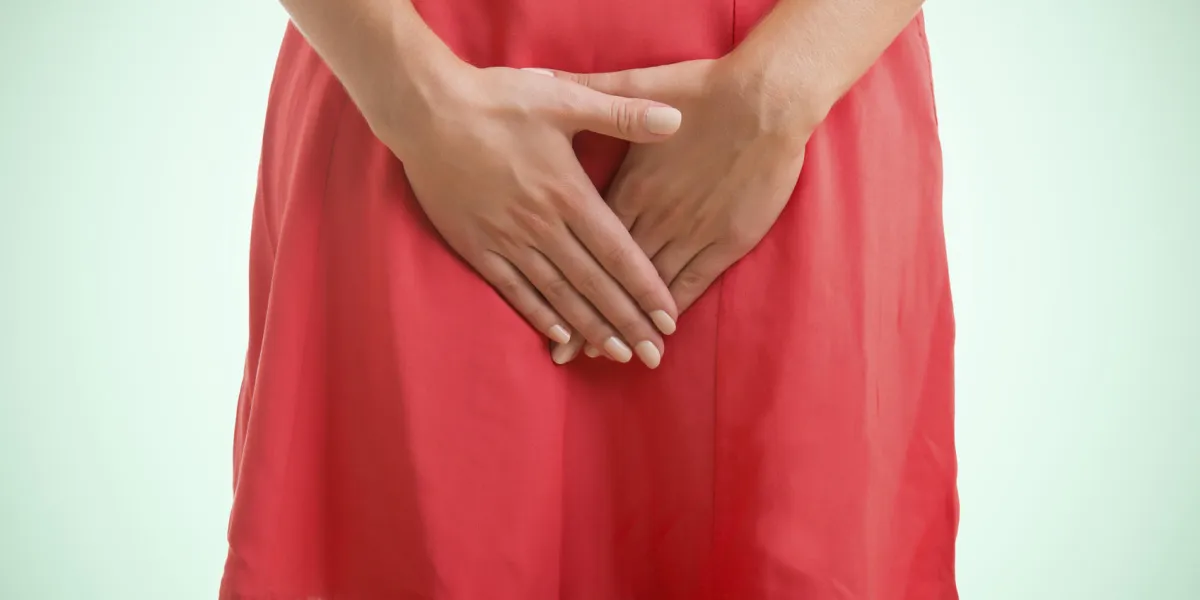 gros plan d'une femme avec les mains tenant son entrejambe, isolé en vert gros plan d'une femme avec les mains tenant son entrejambe, isolé en vert