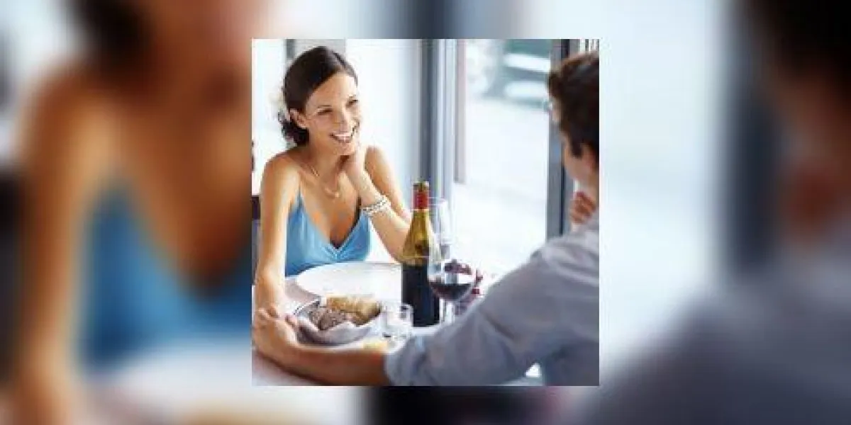 une jeune femme séduisante sur rendez-vous romantique avec son amour dans un restaurant