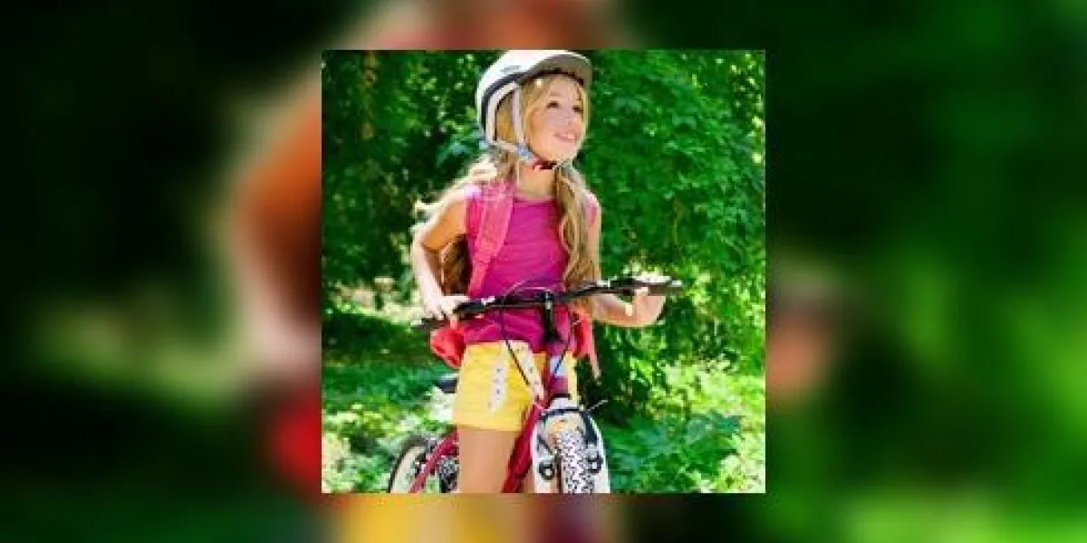 enfants fille vélo d'équitation en plein air dans la forêt
