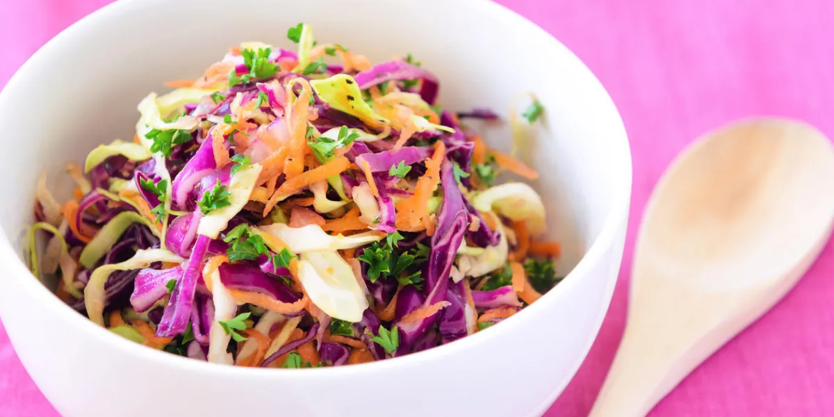 salade de chou une salade colorée dynamique et saine faite avec du chou cru, des carottes et des oignons déchiquetés salade de chou une salade colorée dynamique et saine faite avec du chou cru, des carottes et des oignons déchiquetés