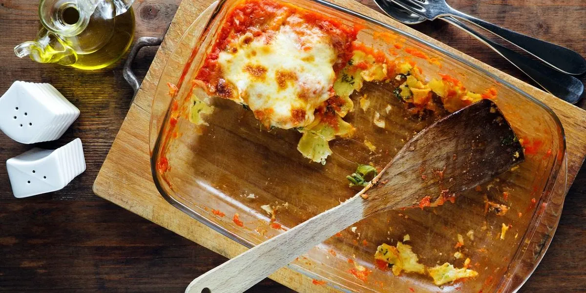 plaque à pâtisserie en verre avec les restes de lasagne plaque à pâtisserie en verre avec les restes de lasagne