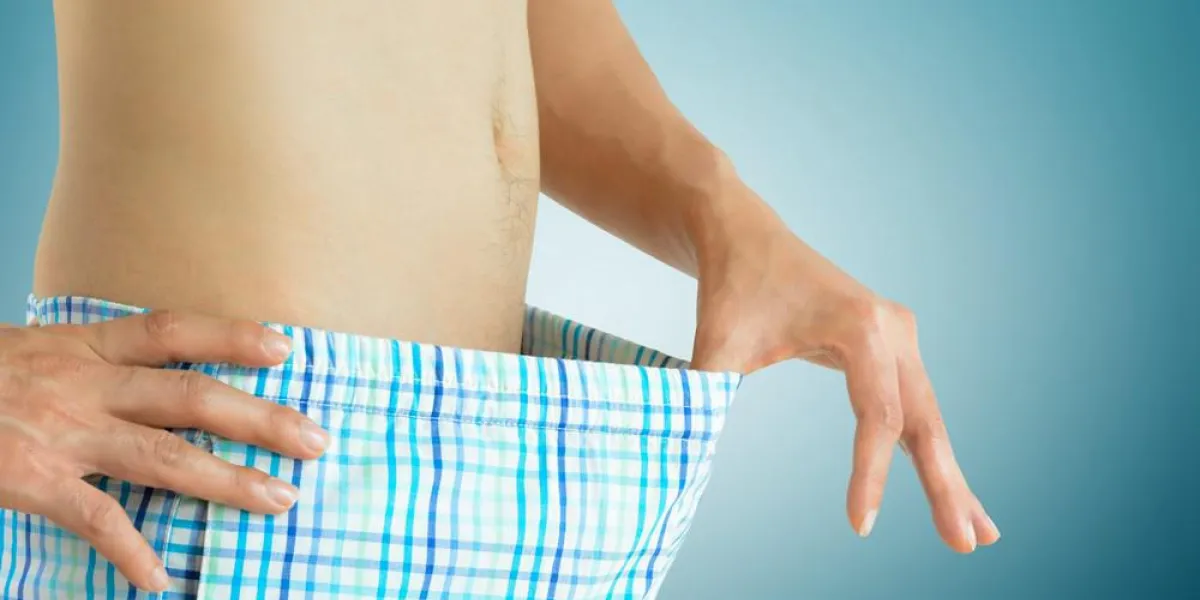 jeune homme regardant à l'intérieur de son caleçon - concept embarrassé sexuel jeune homme regardant à l'intérieur de son caleçon - concept embarrassé sexuel