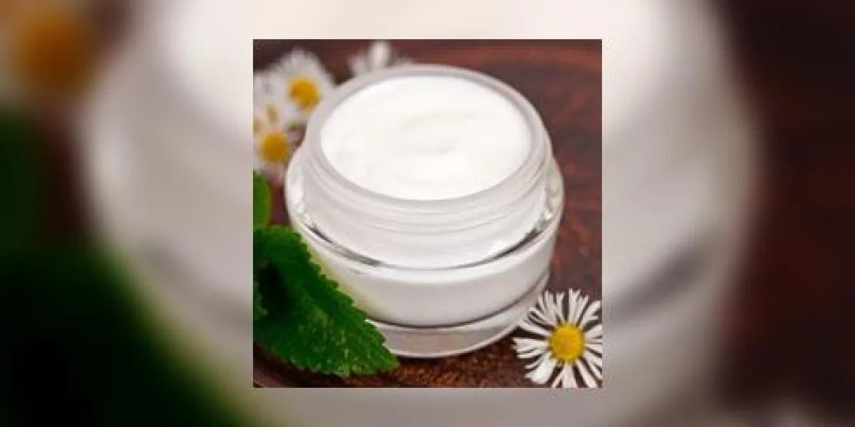 récipient avec crème urtica et camomille