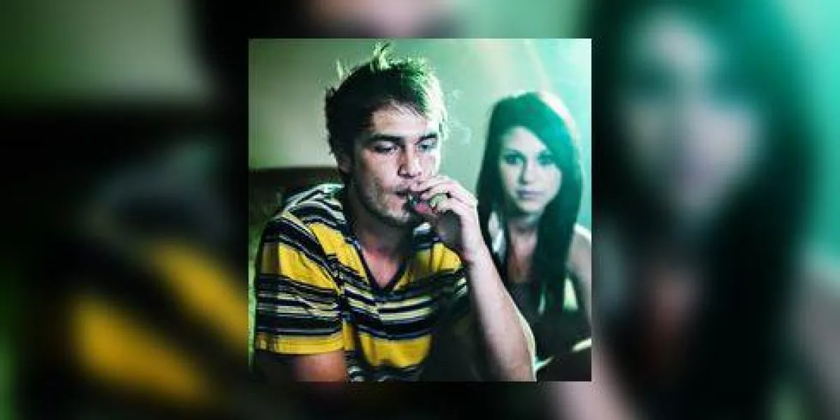 fumer un joint à la fête