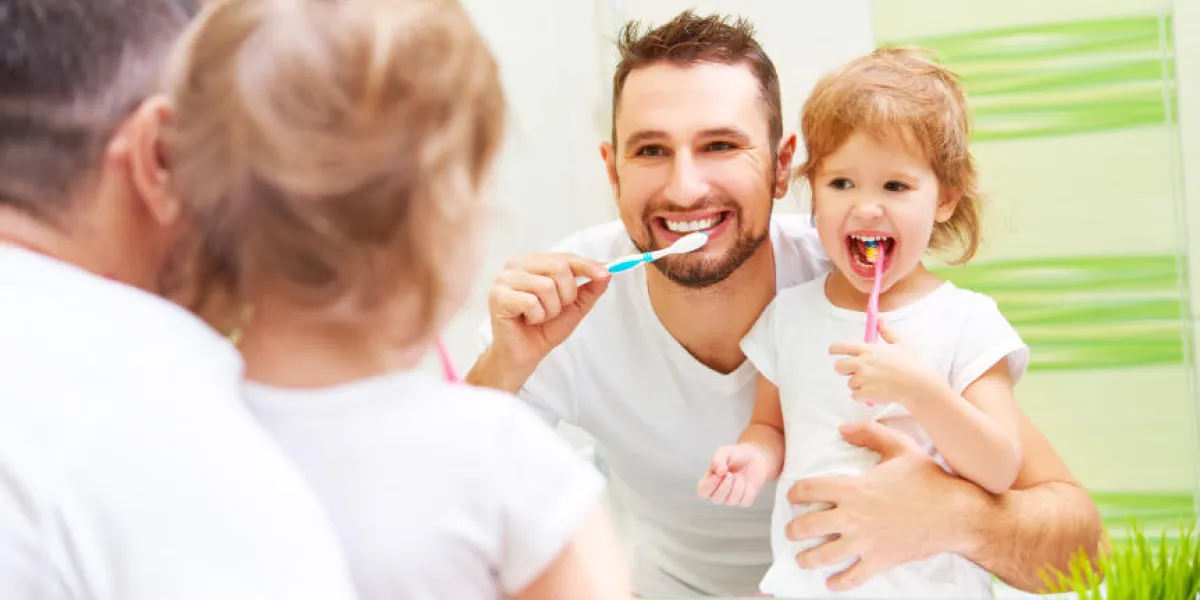 heureux père de famille et fille enfant fille se brosser les dents dans les brosses à dents de salle de bain heureux père de famille et fille enfant fille se brosser les dents dans les brosses à dents de salle de bain