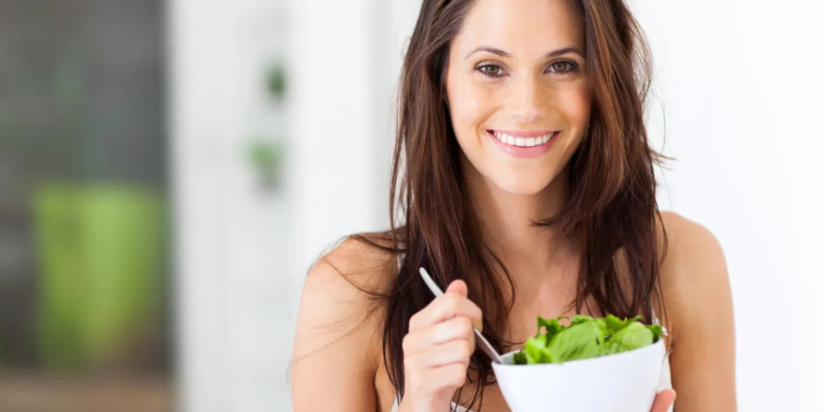 séduisante jeune femme mangeant une salade saine séduisante jeune femme mangeant une salade saine