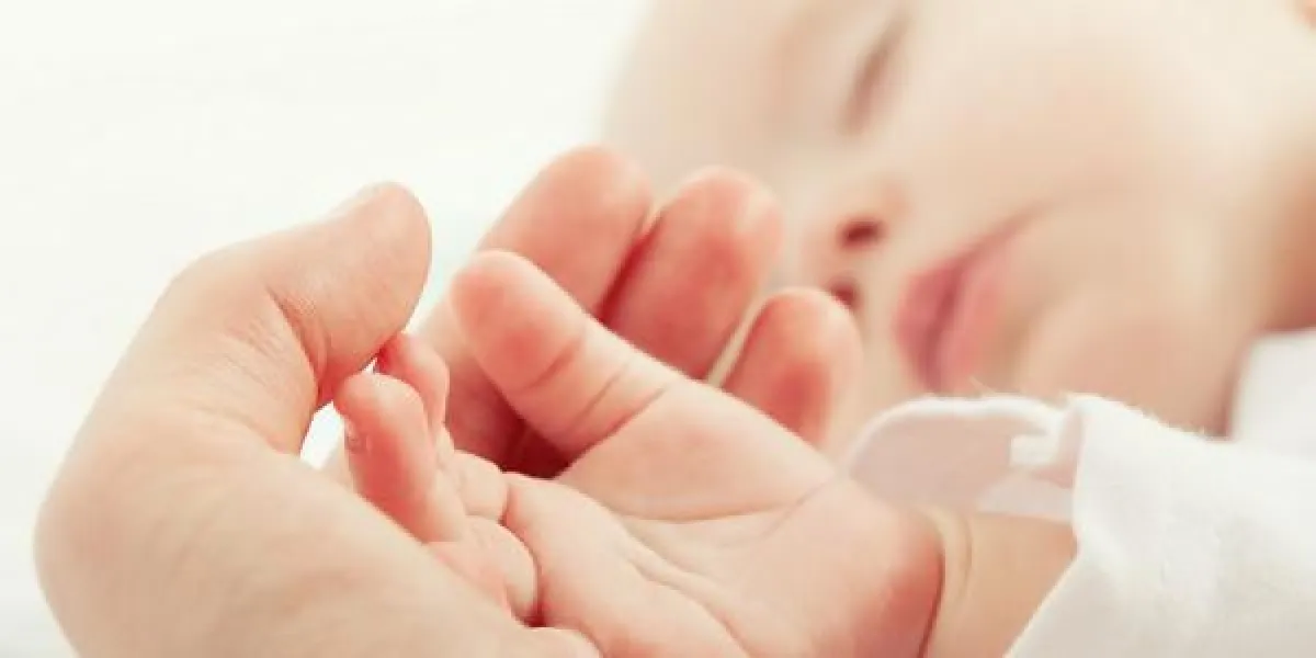 main le bébé qui dort dans la main de la mère gros plan main le bébé qui dort dans la main de la mère gros plan