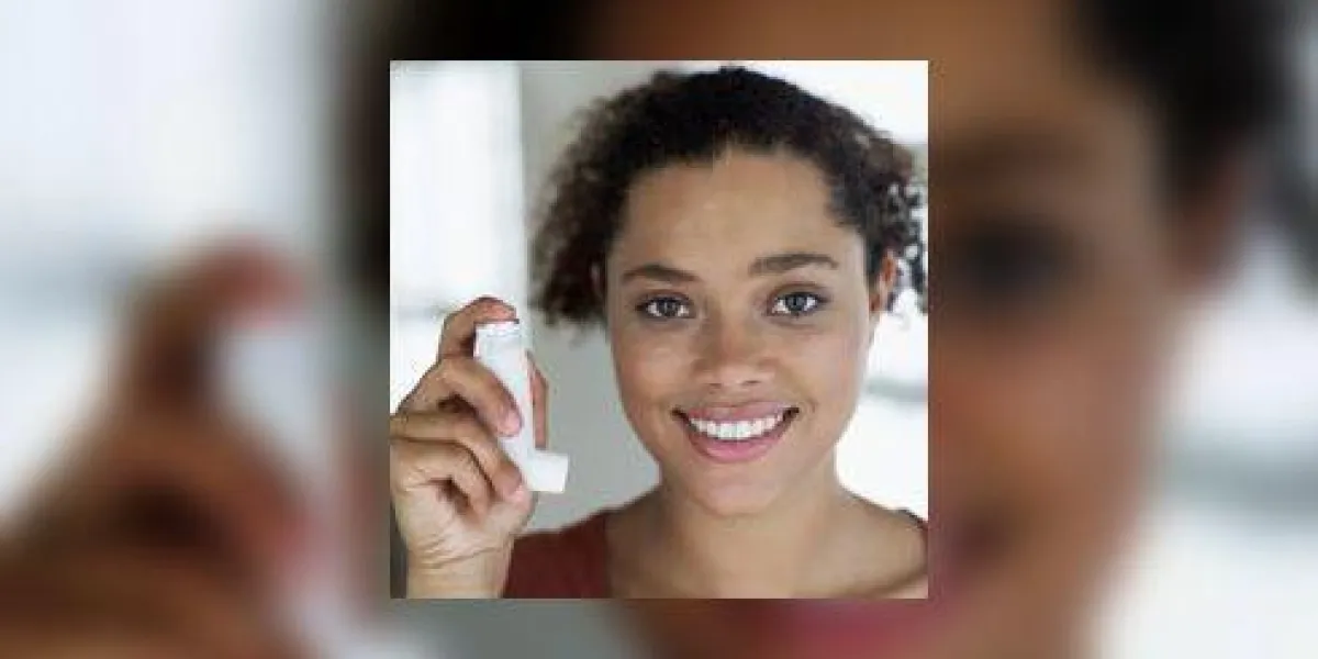 portrait d'une femme tenant un inhalateur portrait d'une femme tenant un inhalateur