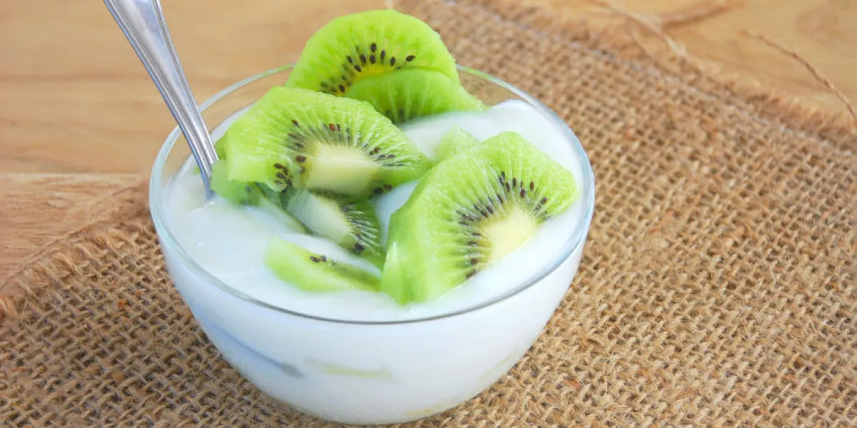 yogourt sans sucre et tranche de kiwi dans le concept de nourriture pour la santé et la beauté yogourt sans sucre et tranche de kiwi dans le concept de nourriture pour la santé et la beauté