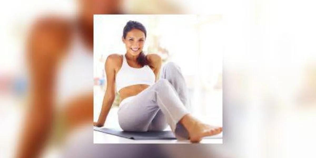 jeune femme reposant sur tapis de fitness après l'exercice