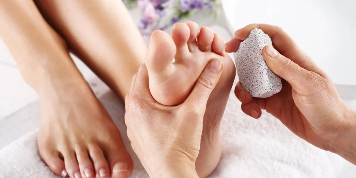soin des pieds et des ongles, la femme à l'esthéticienne pour la pédicure