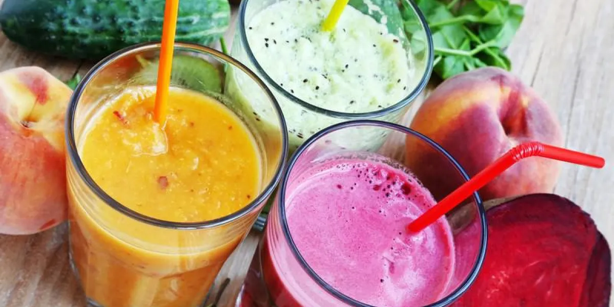 jus de detox frais avec des épinards et des kiwis, des betteraves et des pêches jus de detox frais avec des épinards et des kiwis, des betteraves et des pêches