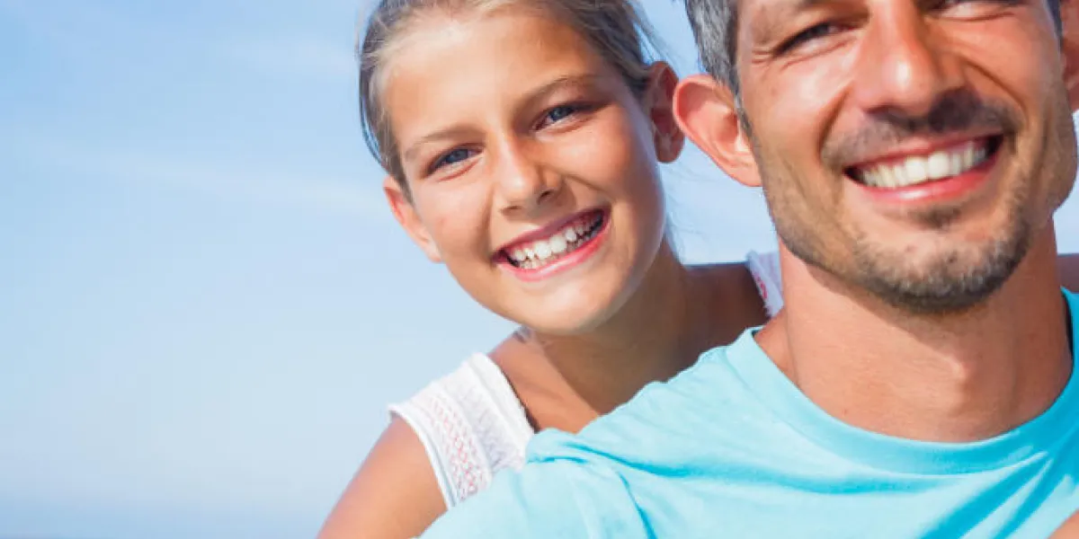 closeup, portrait, père, tenue, fille, sien, épaules, plage