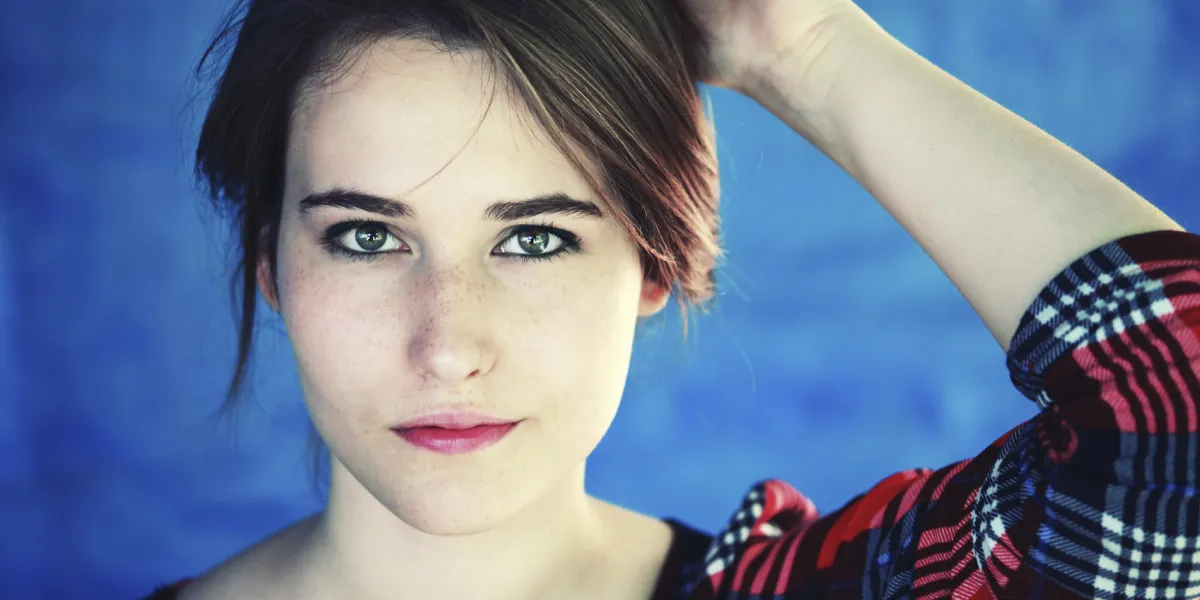 belle femme sérieuse