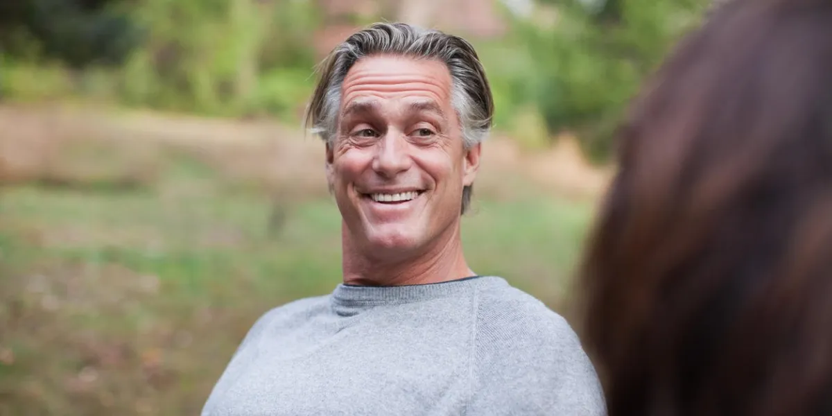 homme mûr souriant