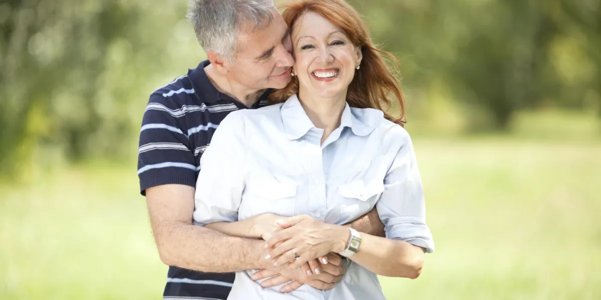 portrait d'heureux couple d'âge mûr souriant et marcher dans le parc voir plus d'images de mode de vie en plein air avec ce couple mature cliquez sur l'image ci-dessous pour lightbox portrait d'heureux couple d'âge mûr souriant et marcher dans le parc voir plus d'images de mode de vie en plein air avec ce couple mature cliquez sur l'image ci-dessous pour lightbox