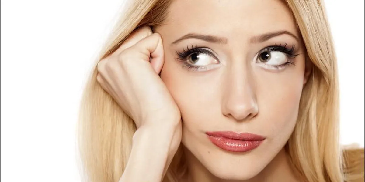 jeune blonde concernée sur un fond blanc