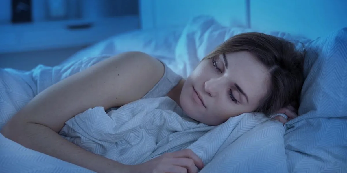 femme paisiblement dormir dans son lit la nuit femme paisiblement dormir dans son lit la nuit