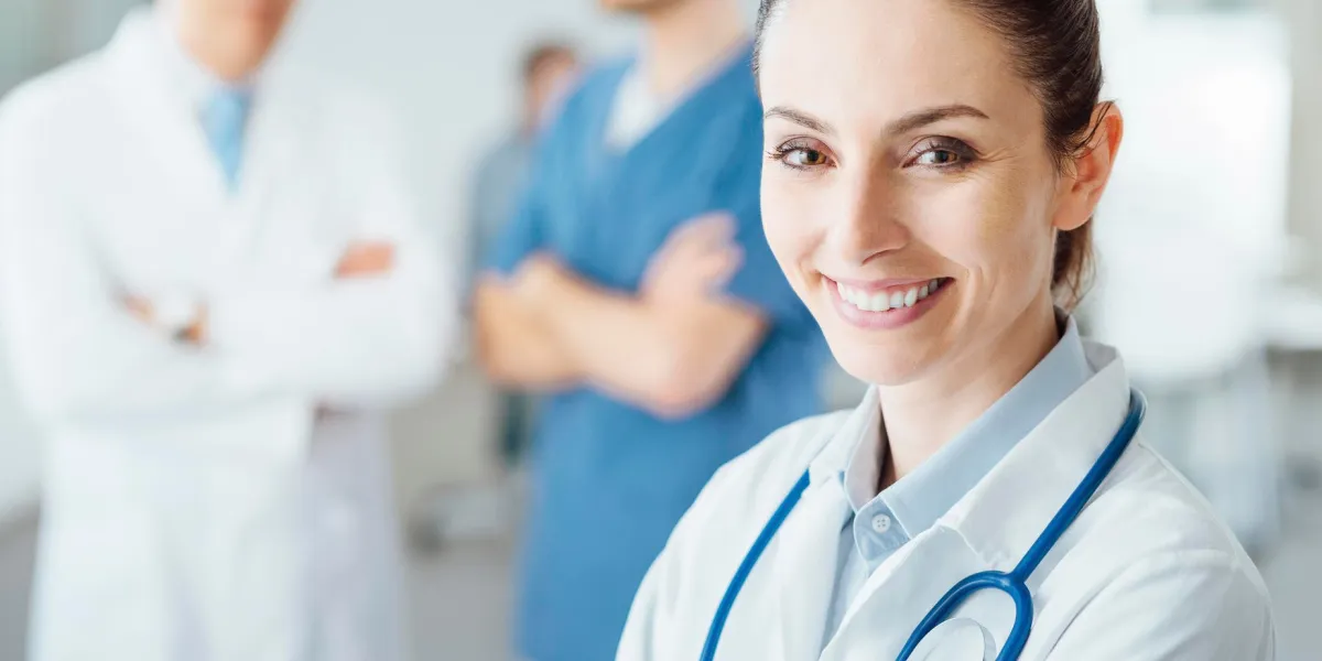 femme médecin professionnel souriant à la caméra et posant, personnel médical travaillant sur fond, mise au point sélective femme médecin professionnel souriant à la caméra et posant, personnel médical travaillant sur fond, mise au point sélective