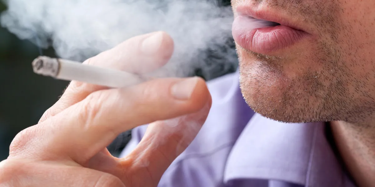 un gros plan d'un homme respirant la fumée des cigarettes un gros plan d'un homme respirant la fumée des cigarettes