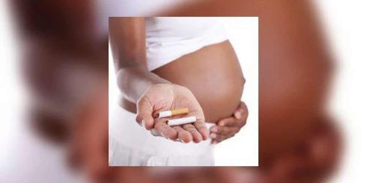 jeune femme noire enceinte tenant une cigarette cassée