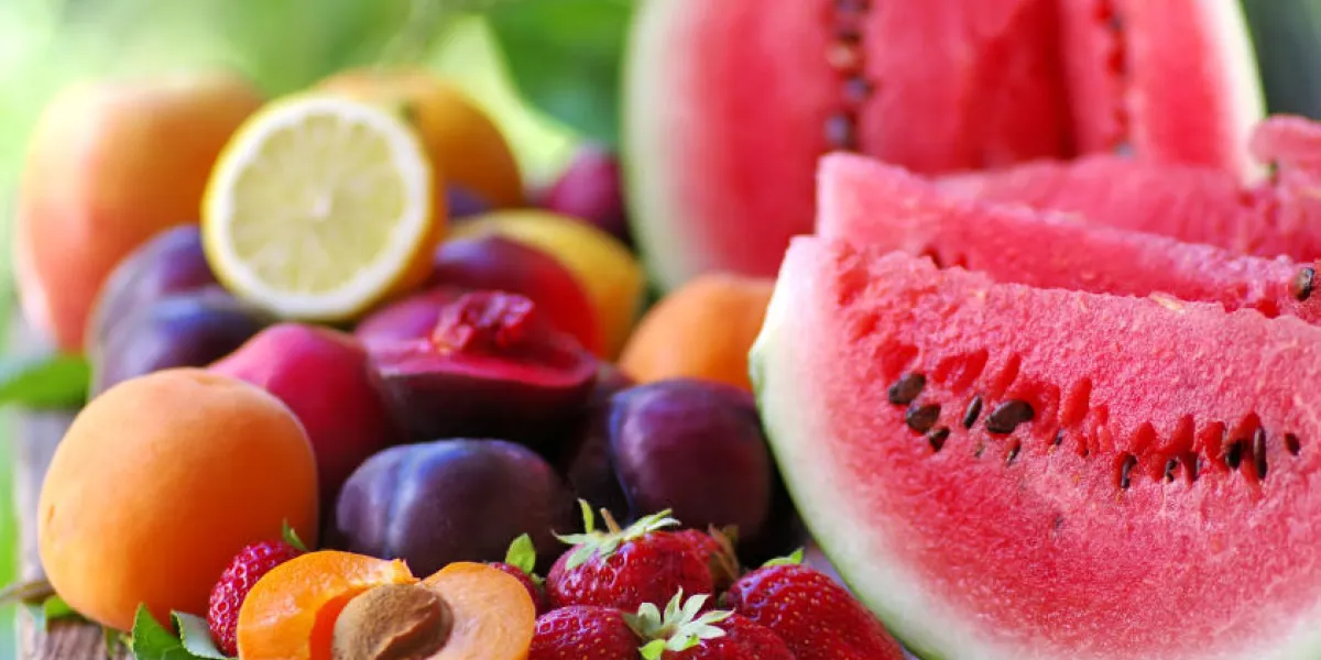fruits frais sur la table en bois fruits frais sur la table en bois