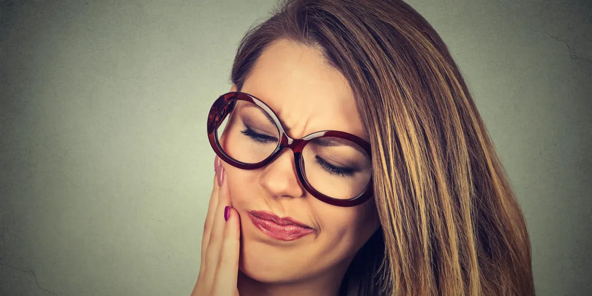 closeup, portrait, jeune femme, dans, lunettes, à, sensible, mal de dents, couronne, problème, sur, pleurer, depuis, douleur, toucher, dehors, bouche, à, main, isolé, sur, fond gris, expression négative, expression visage