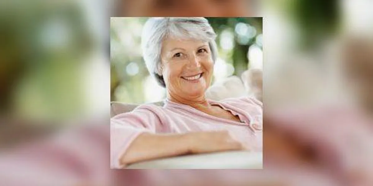 gros plan d'une femme assez âgée gros plan d'une femme assez âgée