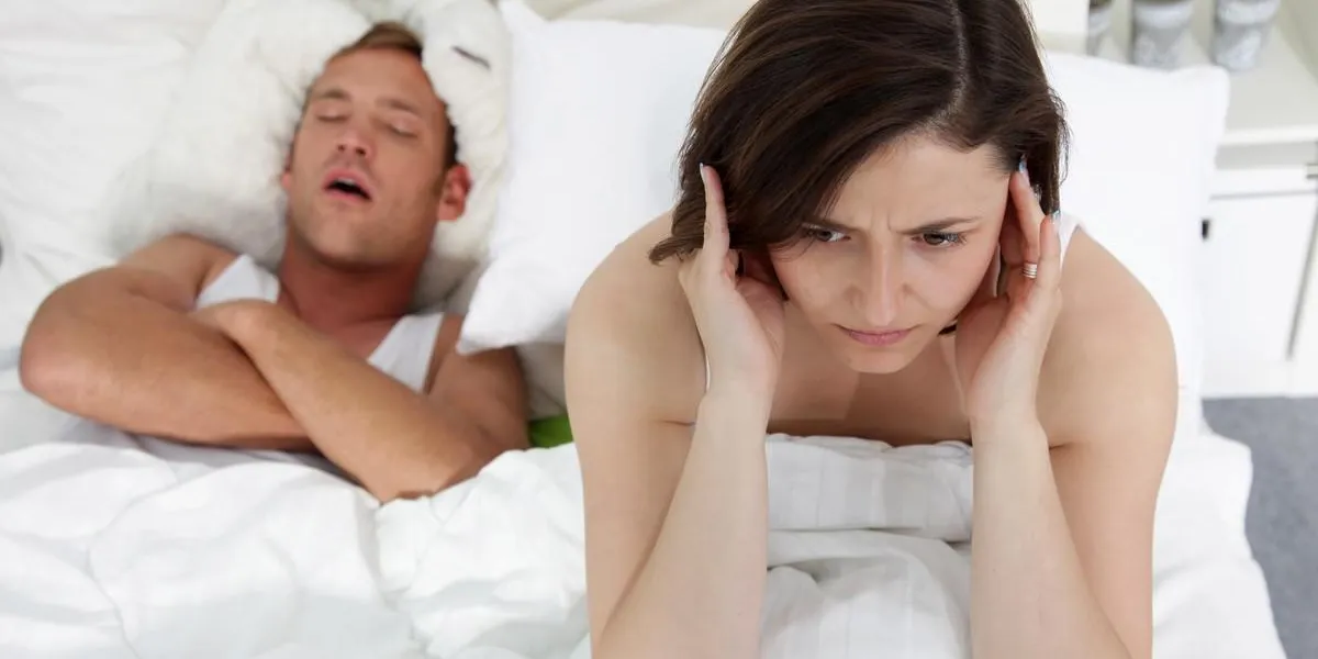 problèmes conjugaux dans le lit avec une femme souffrant d'insomnie en essayant de bloquer ses oreilles contre ses maris ronflements forts problèmes conjugaux dans le lit avec une femme souffrant d'insomnie en essayant de bloquer ses oreilles contre ses maris ronflements forts