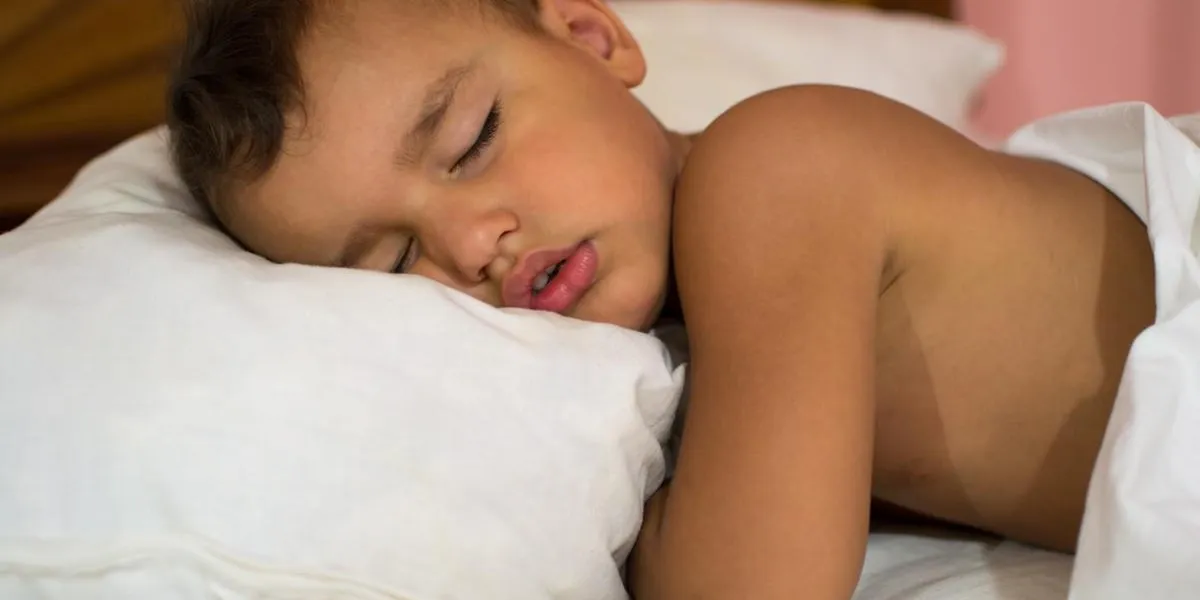 doux bébé dort