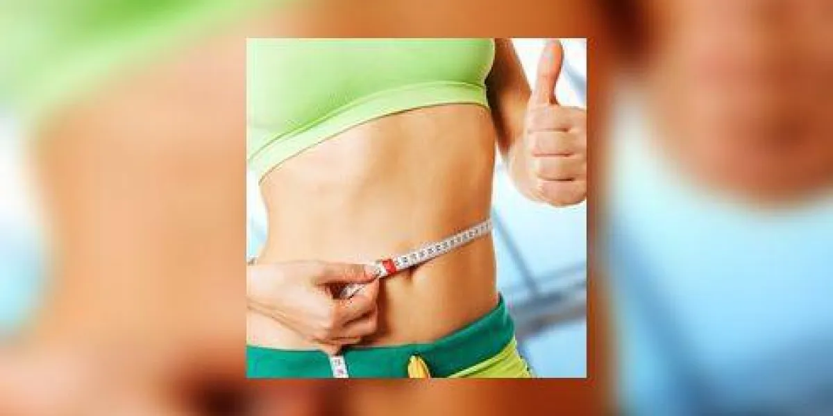 la fille mesure la taille et il lui plaît la fille mesure la taille et il lui plaît