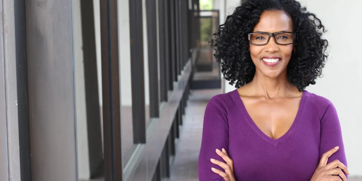 une jolie femme afro-américaine portant des lunettes au travail