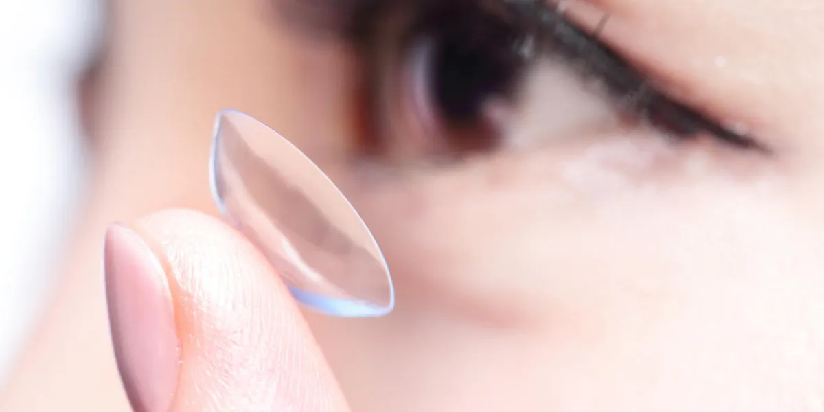 belle femme oeil humain et lentille de contact belle femme oeil humain et lentille de contact