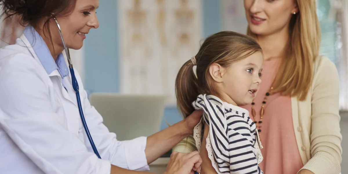 petite fille dans le bureau du médecin