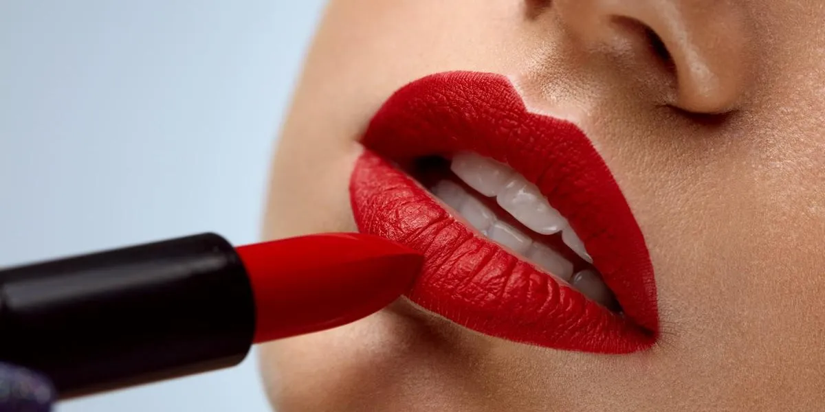 rouge à lèvres rouge closeup de visage de femme avec rouge à lèvres mat rouge vif sur les lèvres pleines belle fille, application de rouge à lèvres rouge à lèvres onmsexy doux lèvres de dodu beauté, image de maquillage à haute résolution rouge à lèvres rouge closeup de visage de femme avec rouge à lèvres mat rouge vif sur les lèvres pleines belle fille, application de rouge à lèvres rouge à lèvres onmsexy doux lèvres de dodu beauté, image de maquillage à haute résolution