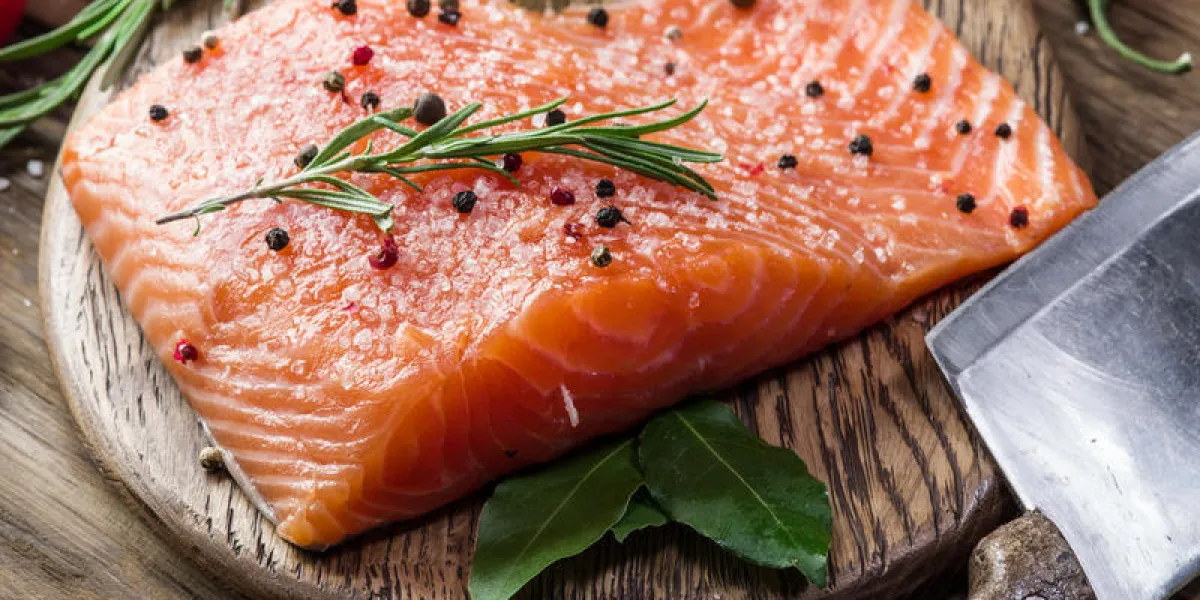 saumon frais sur le processus de cuisson de planche à découper saumon frais sur le processus de cuisson de planche à découper