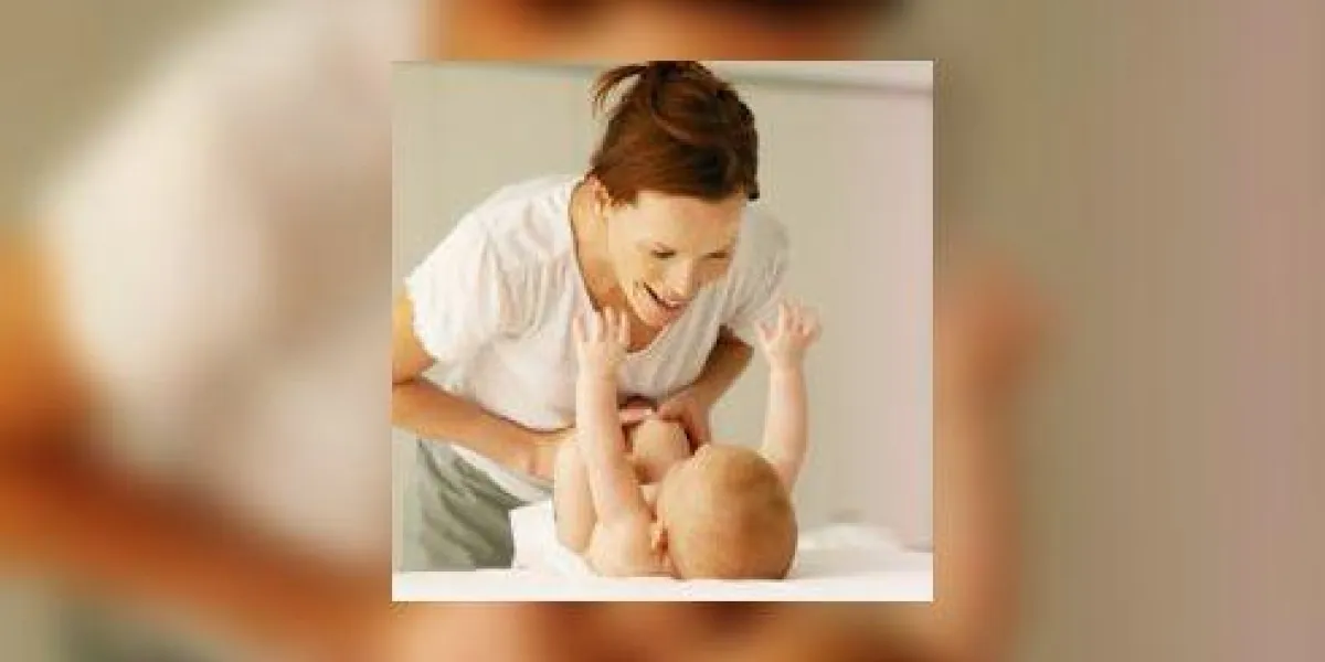 mère changeant la couche de son bébé (6-12 mois)