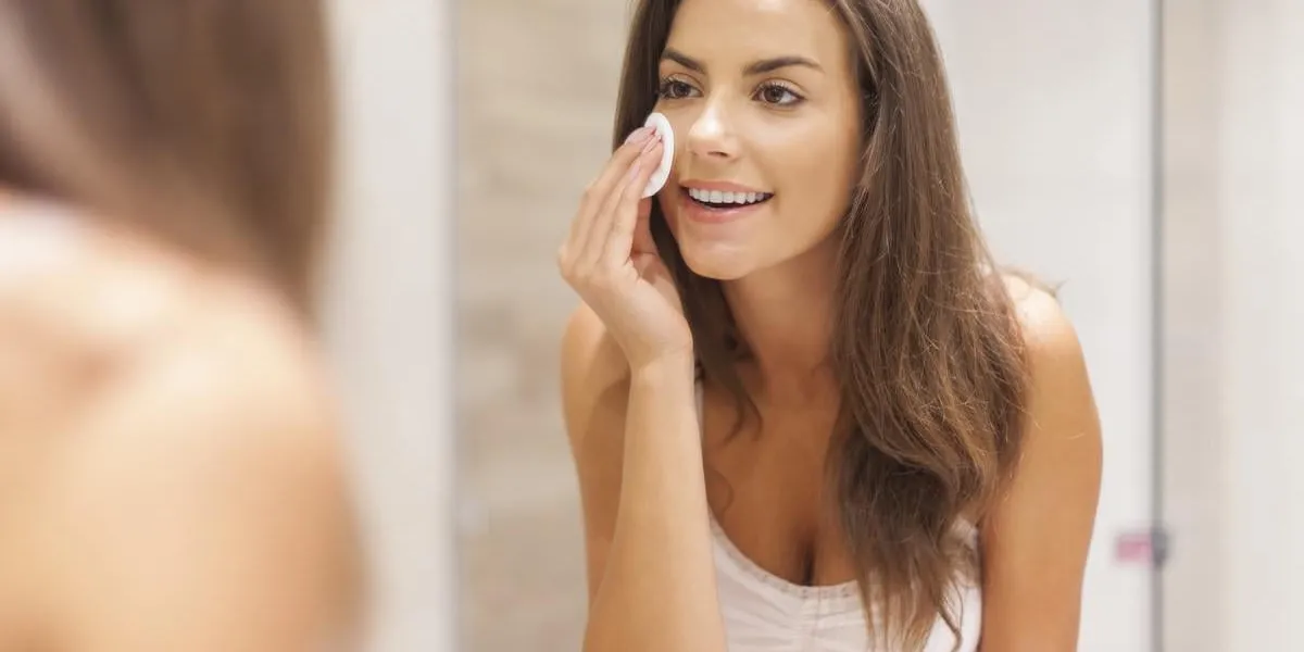 belle femme brune, enlever le maquillage de son visage belle femme brune, enlever le maquillage de son visage
