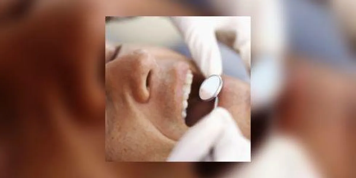 dentiste inspectant les dents de l'homme avec miroir incliné, gros plan dentiste inspectant les dents de l'homme avec miroir incliné, gros plan