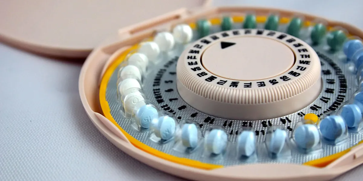 un gros plan d'un paquet de pilules contraceptives un gros plan d'un paquet de pilules contraceptives