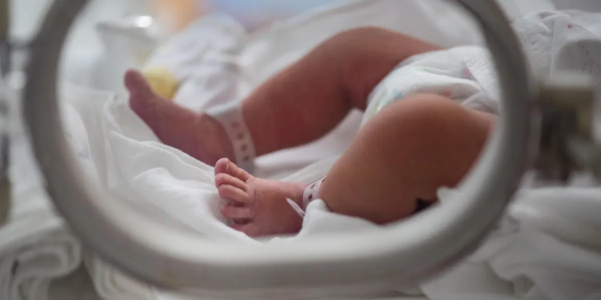 pieds de bébé nouveau-né avec une étiquette d'hôpital dans la pépinière pieds de bébé nouveau-né avec une étiquette d'hôpital dans la pépinière