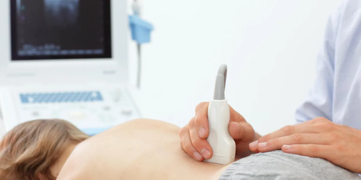 diagnostic du bas du dos de l'enfant effectué avec l'utilisation d'une échographie diagnostic du bas du dos de l'enfant effectué avec l'utilisation d'une échographie