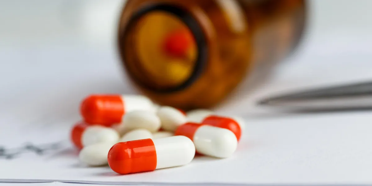 formulaire de prescription allongé sur la table avec un tas de pilules abattu de pot médecine ou concept de pharmacie comprimés et recette