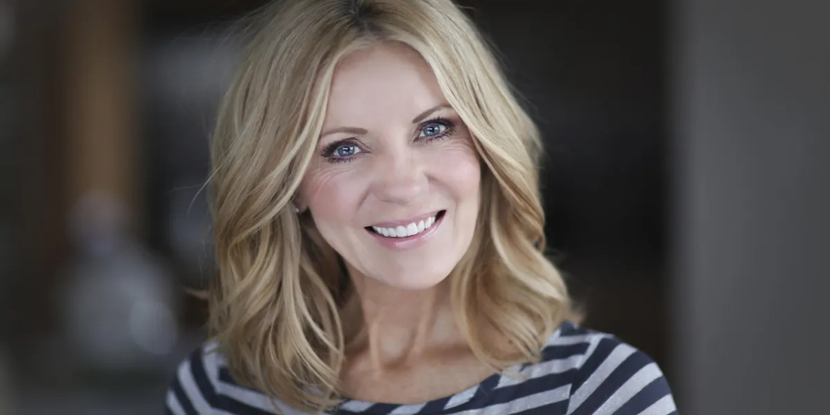 femme mature souriant à la caméra